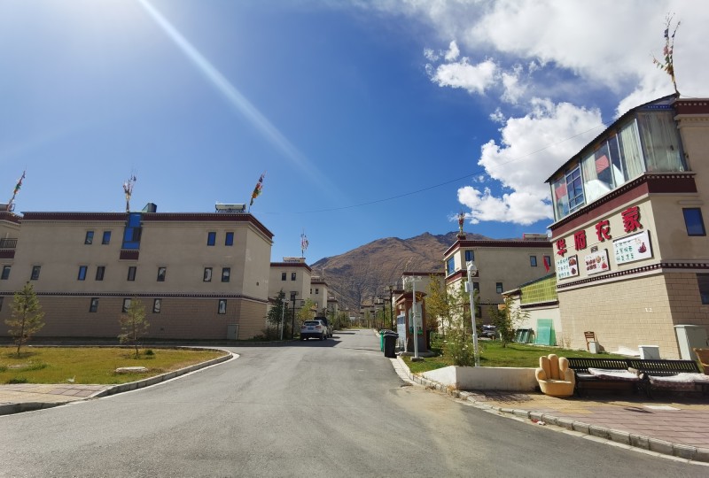 青藏铁路格拉段：从尘土飞扬到现代街区
