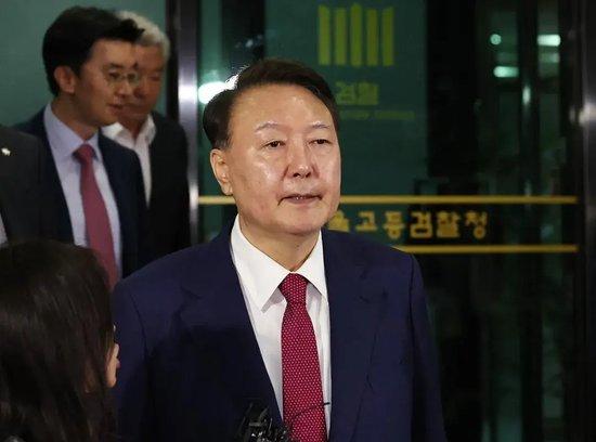 韩国前总统尹锡悦被收押,身边人士称其糖尿病药物服用量减半,或申请前往外部医院治疗,特检组突查其住宅,金建希独自在家