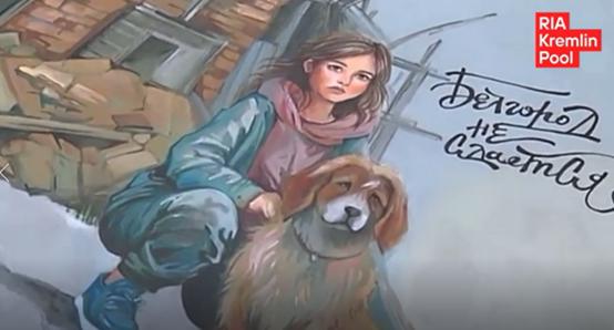 普京会见俄官员获赠礼物:一幅画在导弹残片上的画作,名为“别尔哥罗德不投降”