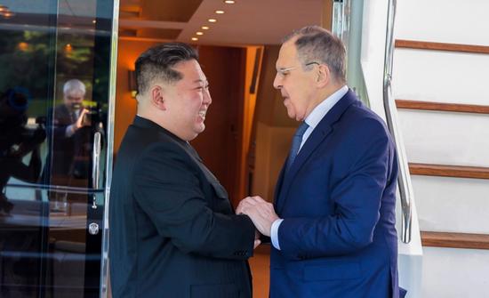 金正恩在游艇上会见拉夫罗夫,朝俄高层会谈“特殊安排”意味深长