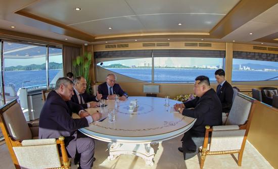 金正恩在游艇上会见拉夫罗夫,朝俄高层会谈“特殊安排”意味深长