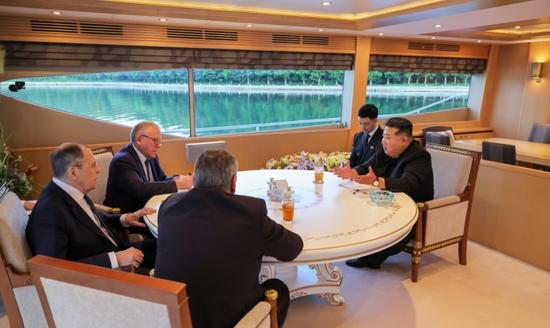 金正恩在游艇上会见拉夫罗夫,朝俄高层会谈“特殊安排”意味深长