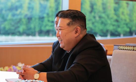 金正恩在游艇上会见拉夫罗夫,朝俄高层会谈“特殊安排”意味深长