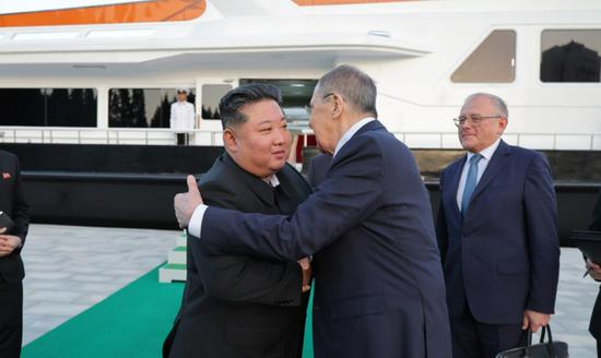 金正恩在游艇上会见拉夫罗夫,朝俄高层会谈“特殊安排”意味深长