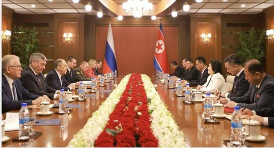 金正恩在游艇上会见拉夫罗夫,朝俄高层会谈“特殊安排”意味深长
