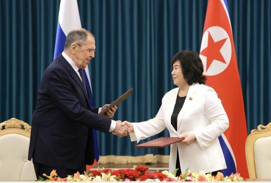 金正恩在游艇上会见拉夫罗夫,朝俄高层会谈“特殊安排”意味深长