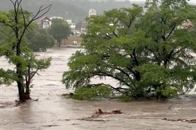 美国得州遭遇暴雨 或再次面临洪水灾害