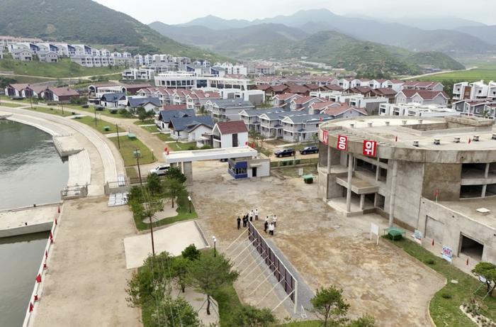 金正恩“笑容藏不住”!亲自督建“乐园渔村”