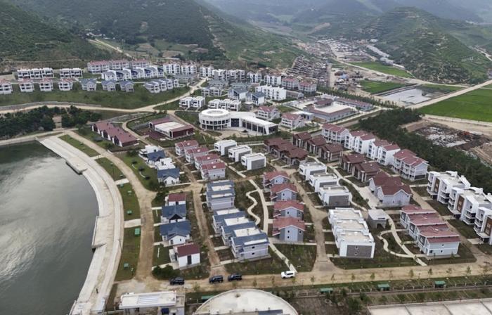 金正恩“笑容藏不住”!亲自督建“乐园渔村”