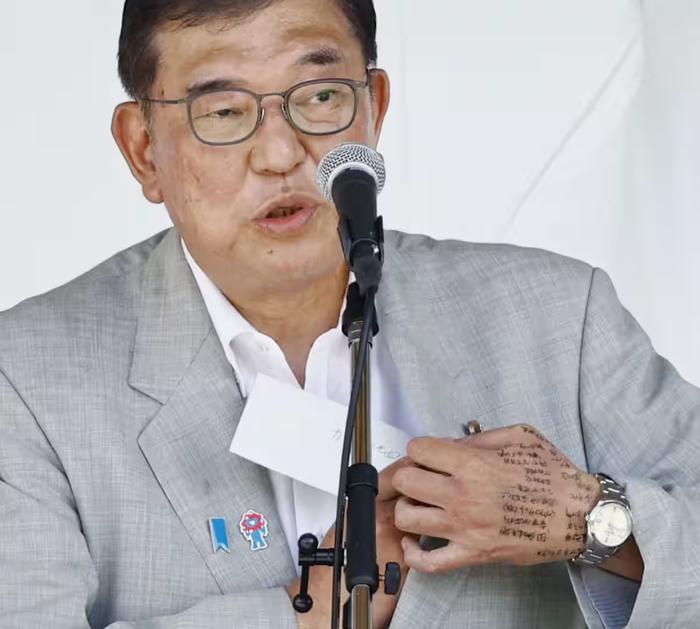 “密密麻麻写满文字”,石破茂演讲时被发现“在手背上打小抄”引争议