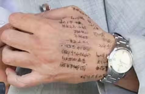 “密密麻麻写满文字”,石破茂演讲时被发现“在手背上打小抄”引争议