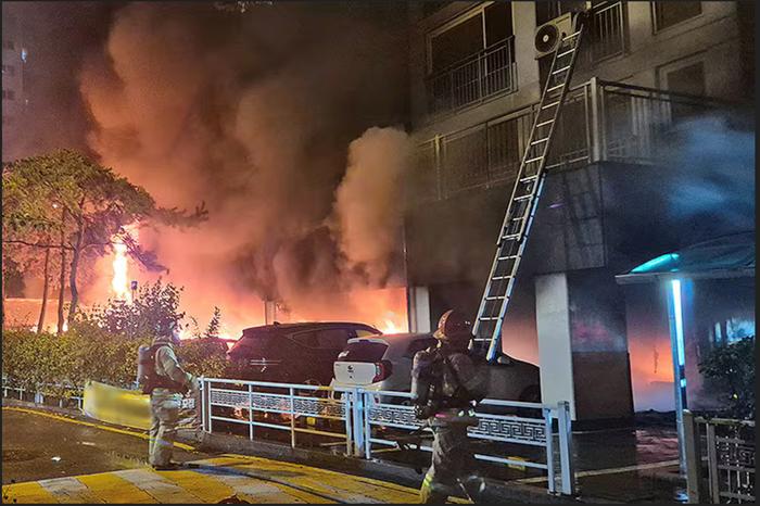 韩国京畿道一公寓停车场发生火灾 已致3死17伤