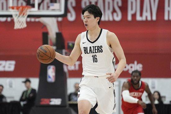 💪篮板创生涯新高！杨瀚森屡遭包夹贡献8分8板5助3帽 正负值+19