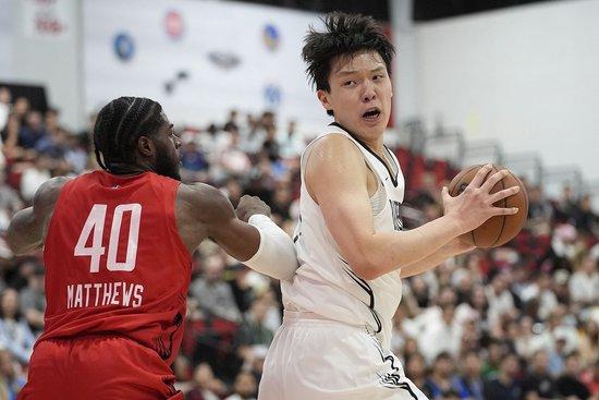 💪篮板创生涯新高！杨瀚森屡遭包夹贡献8分8板5助3帽 正负值+19