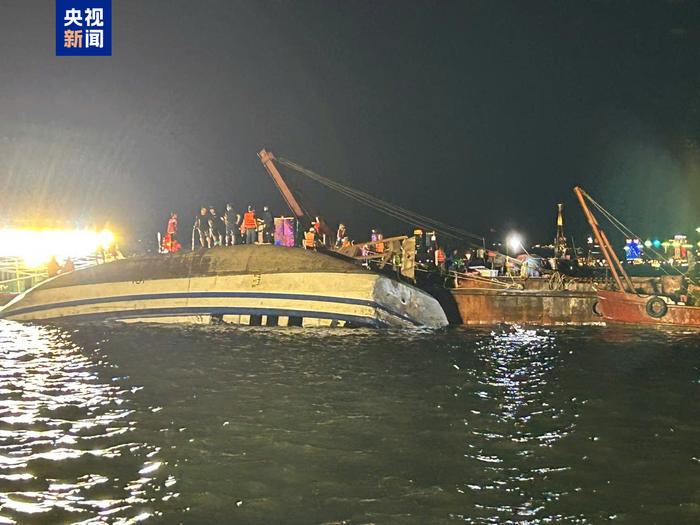 越南下龙湾游船倾覆事故已致34人死亡