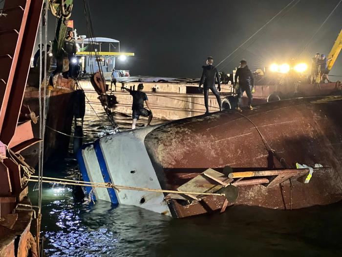 越南下龙湾游船倾覆事故已致36人死亡