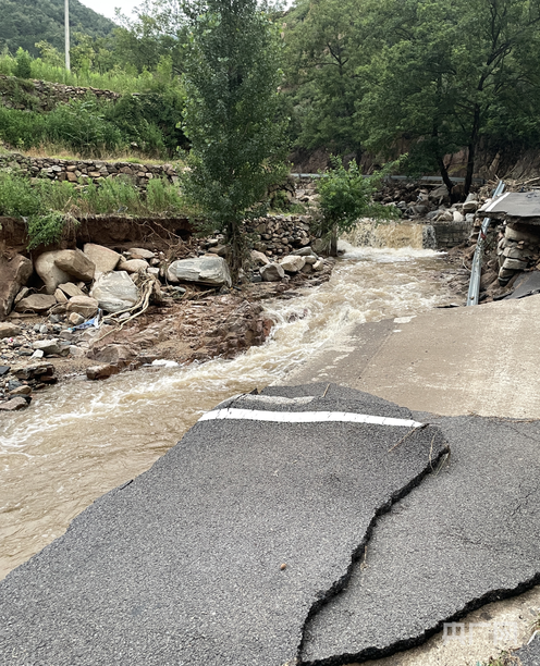 记者直击济南莱芜区强降雨现场：道路被冲毁  比人高的巨石被冲出