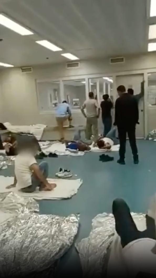 美媒:纽约一联邦大楼内被拘移民画面曝光,拍摄者自称“像狗一样”被对待