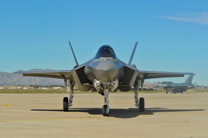 美媒称美军缩减F-35战机采购量
