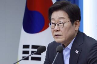 现场画面！韩国工人将外籍劳工挂在叉车上并嘲笑引众怒，李在明发声：看完不敢相信自己的眼睛