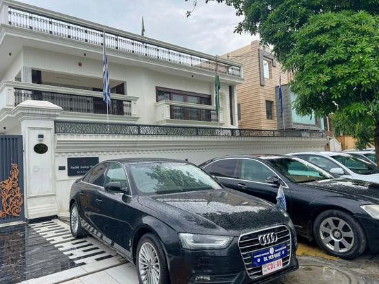 印度男子租别墅开“使馆”,冒充大使8年被抓,惊天骗局曝光:伪造和国家领导人合影,还有大量假章假护照