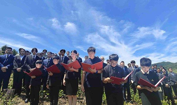 驻朝大使特意路经龙源里,凭吊曾在三所里、龙源里阻击战中英勇牺牲的志愿军烈士