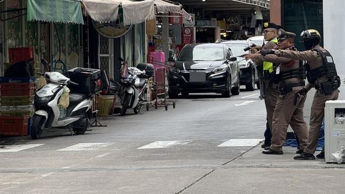 曼谷6死枪案画面曝光!枪手闯入扫射,后坐长凳自尽 警方:正调查是否和边境冲突有关