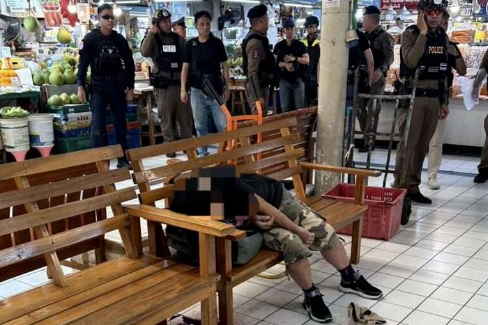 曼谷6死枪案画面曝光!枪手闯入扫射,后坐长凳自尽 警方:正调查是否和边境冲突有关