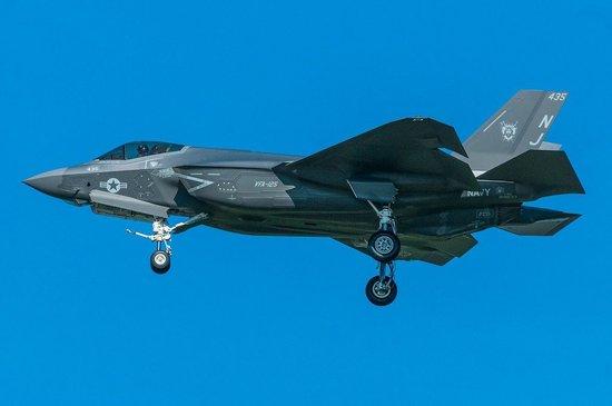 美国海军一架F-35C在加州坠毁