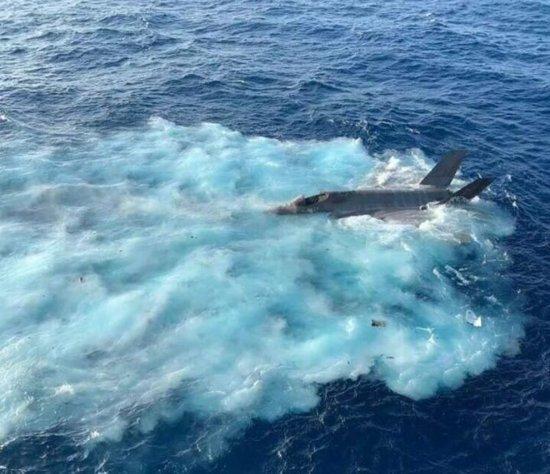 美国海军一架F-35C在加州坠毁