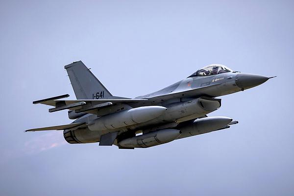 乌方称逮捕一名参与策划袭击F-16战机的空军间谍