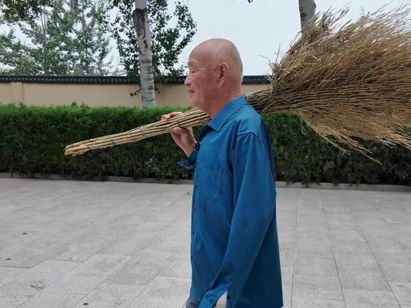 铭记历史 缅怀先烈｜一生践一诺 独臂退伍老兵为烈士守墓四十载