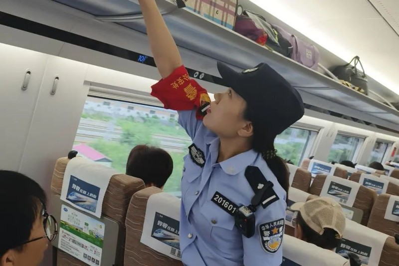 女生穿吊带坐高铁被提示，回应来了