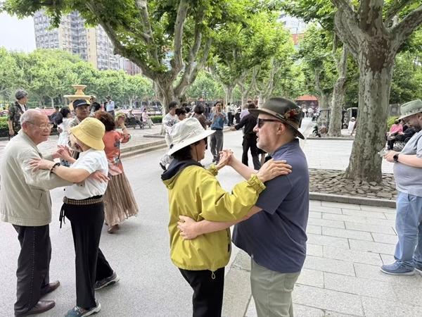 暑期入境游火爆 这些年轻人做起了“适配”生意