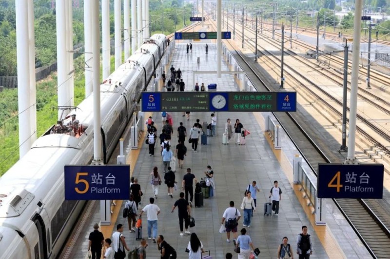 高铁站台上可以打伞吗？官方解答来了！