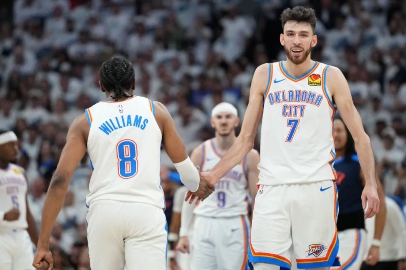 疯了，轰动NBA！布克创造历史最高年薪！7546万一年，比亚历山大还贵