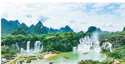一瀑流淌两国情  民心相通共潮生（边城见闻）
