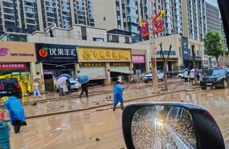 一金店价值上千万首饰被洪水冲走，店主：已捡回少数，保险柜仍未找到