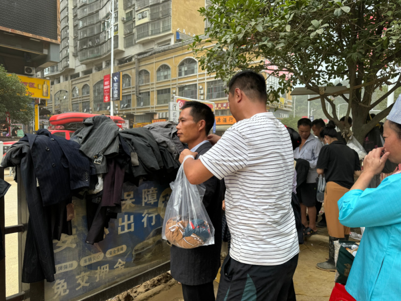 榕江泡水鞋服低价甩卖，商家拒爱心网购：不想赚这个钱，摸过再买