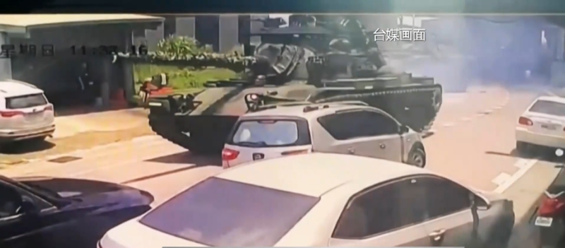 撞车、撞石墩、士兵受伤……台军演习还是“战损直播”？