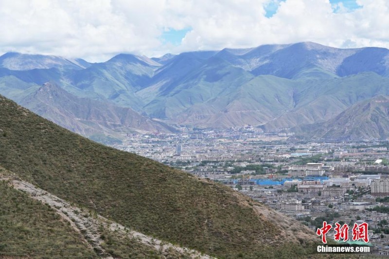 （辉煌60载 魅力新西藏）世界屋脊上的“绿色奇迹”：拉萨南北山绿意盎然