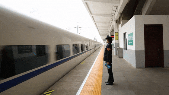 高铁站台上可以打伞吗？官方解答来了！