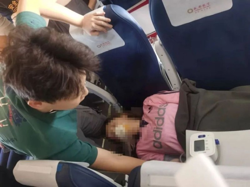 看丹观察丨医学生飞机上救人被质疑“没资格”？网友：扫兴还寒心！