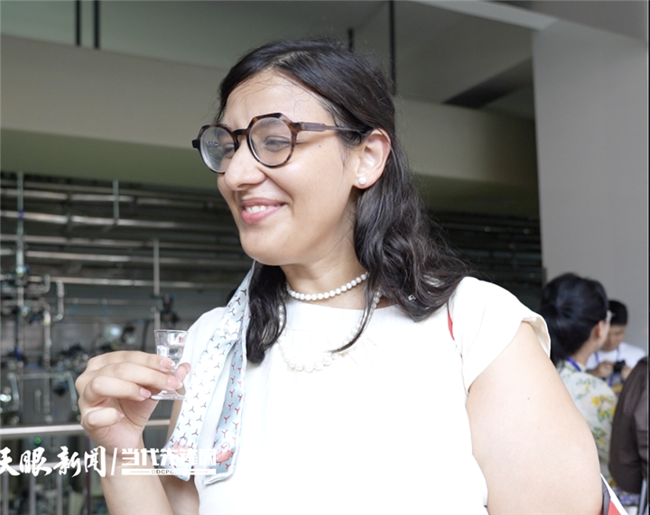 机遇中国 多彩世界｜美酒河畔，国际青年“酿”出AI新体验
