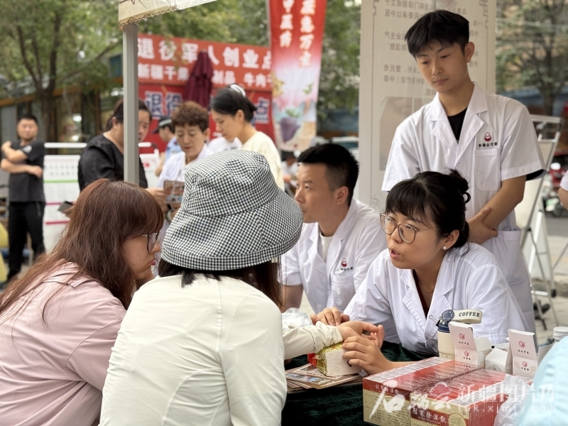 品尝美食、欣赏歌舞、号脉开方……新疆夏日夜经济 多彩体验与新活力
