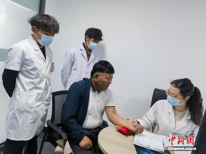 （辉煌60载  魅力新西藏）海拔4500米的中医坚守