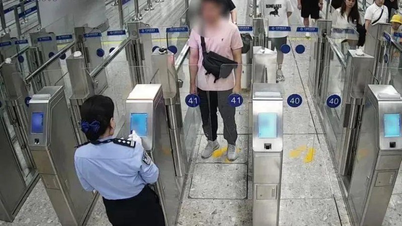 冒用双胞胎哥哥出入境证件企图蒙混过关  被当场识破→
