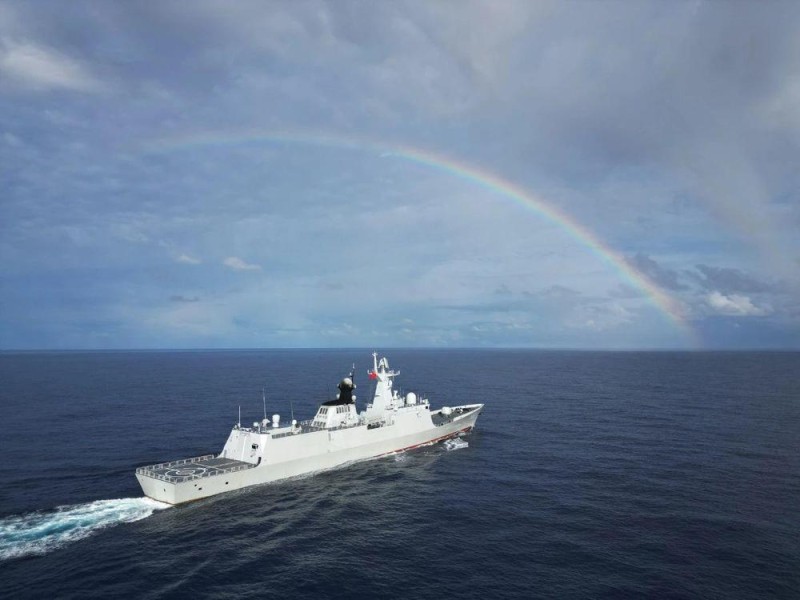 硬核浪漫！战舰劈波斩浪与彩虹同框 高清壁纸请查收