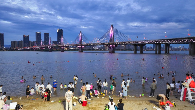 暑期消费乘“热”而上 夏日经济活力澎湃