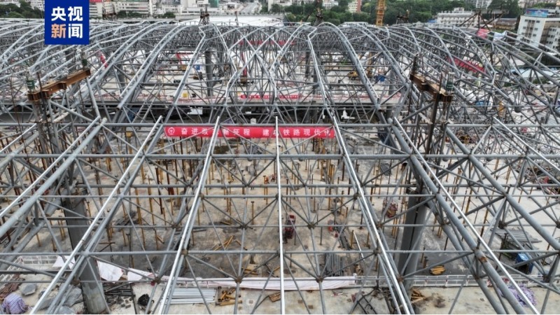 广湛高铁佛山站主站房屋盖钢结构合拢